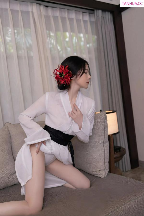 鱼子酱fish  [XiuRen]高清写真图 2025.07.04 No.10514 鱼子酱Fish 白色丝袜第6张图片